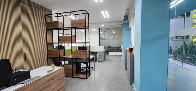 Oficinas abiertas con biblioteca metálica y puestos de trabajo