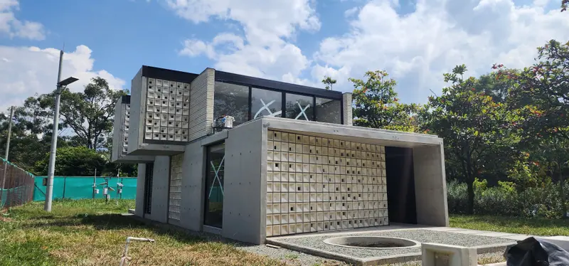 Edificación terminada en concreto con celosías y fachada de vidrio